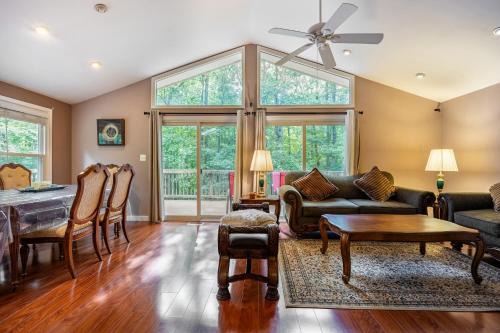 Cozy 3Br Lake Retreat with Backyard & Fire Pit