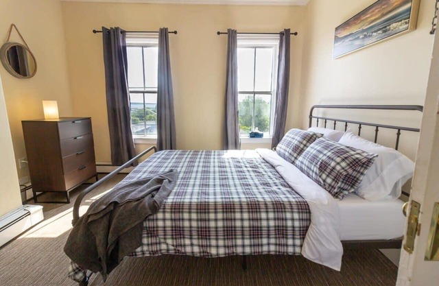 Cozy 3BR Loft in Heart of Uptown - Parking & Coffee