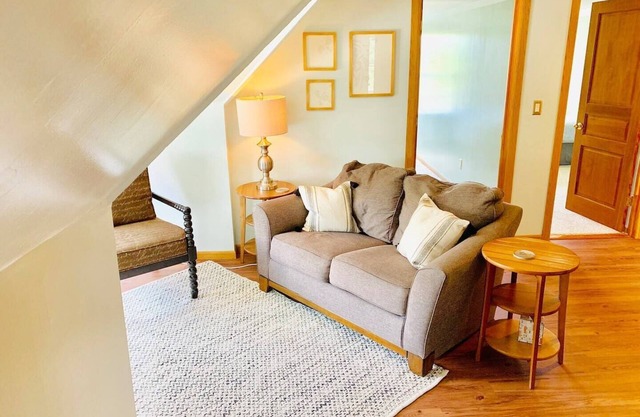Cozy 3rd Floor Apartment Near Downtown [5-6]nn