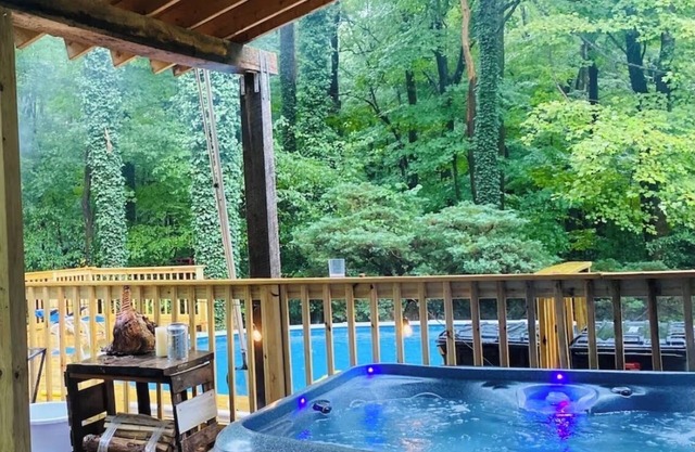 Cozy 4-bedroom cabin in 7 springs w/hot tub for winter and pool in summer