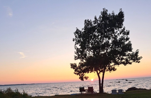 Cozy 4-bedroom cottage in enchanting Verona Beach with AC, WiFi