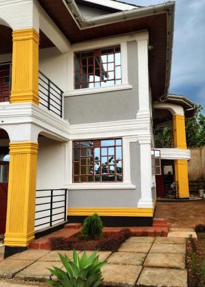 Cozy 4 Bedroom Holiday Home