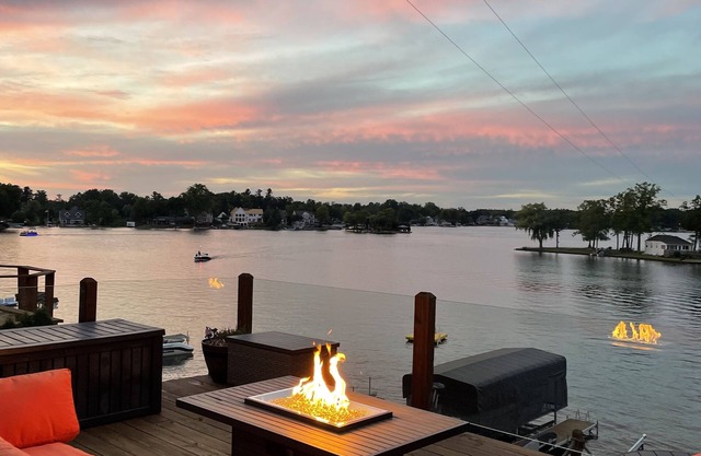 Cozy 4 bedroom lakefront cottage on Lake Orion with the best views!