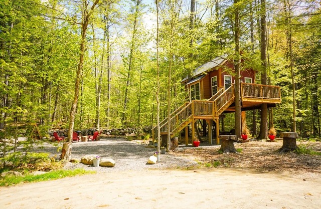 Cozy 4 season Treehouse - 30 minute drive to ski!