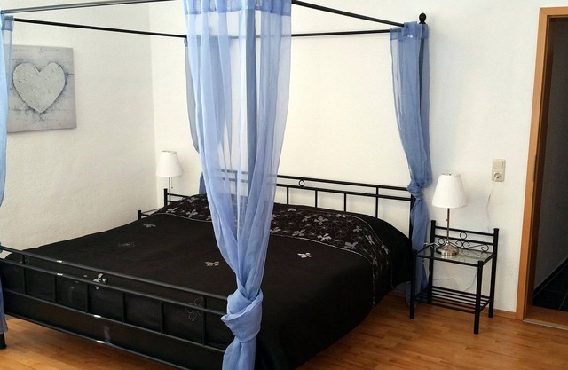 Cozy 4-star apartment with a four-poster bed. Central and still quiet.