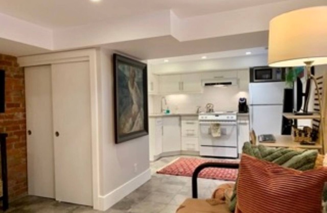 Cozy 400 sqft suite with full kitchen and Inner City Neighborhood Amenities!