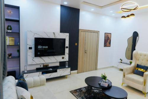 COZY 4BR Duplex shortlet Apartment 4mins to GRA