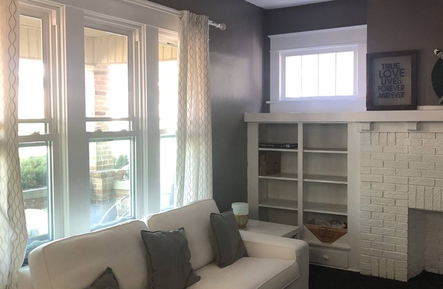 Cozy 5Bd+/2Ba House- 7 min from everything local -30 min PITT