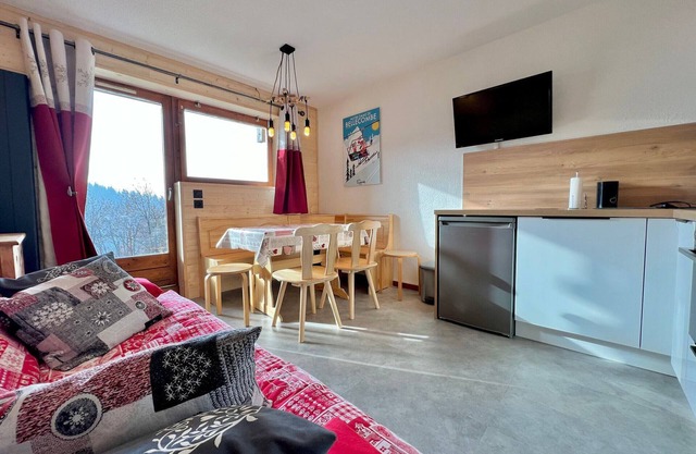 Cozy apartment with terrace, near ski-bus and shops, perfect for family getaways
