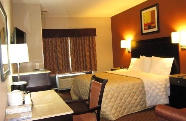 Cozy Amenities & Complimentary Breakfast Close to Golf Clubs