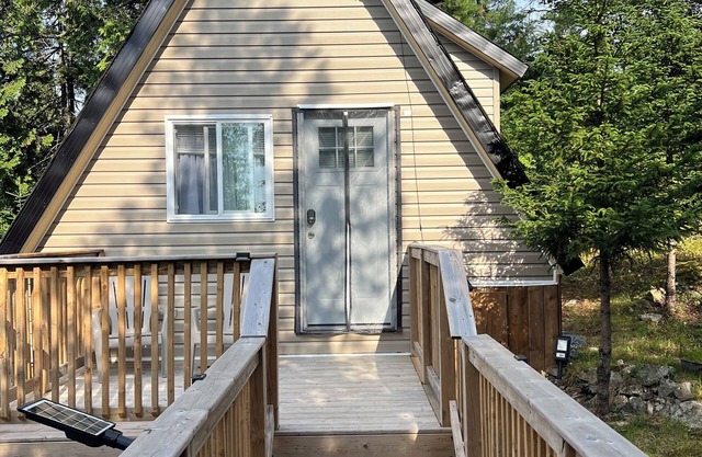 Cozy Aframe 4 beds, full bathroom, kitchenette cabin with WiFi in Saint John