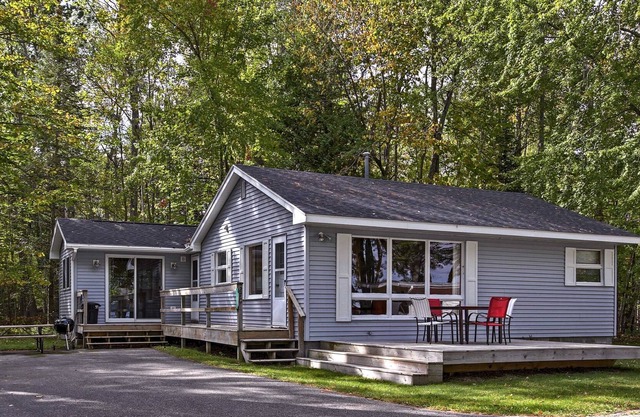 Cozy Alanson Cabin - steps to dock on Lake Burt!
