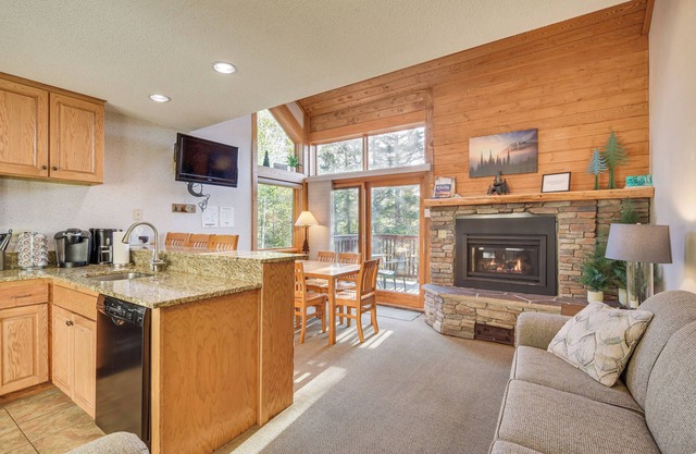 Cozy Alpine Escape: Ski-In/Out at Lutsen Mtns