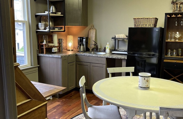 Cozy and artistic Pied-a-Terre, perfect for a weekend romantic getaway.