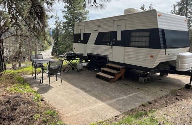 Cozy and comfortable camper, minutes from downtown White Salmon