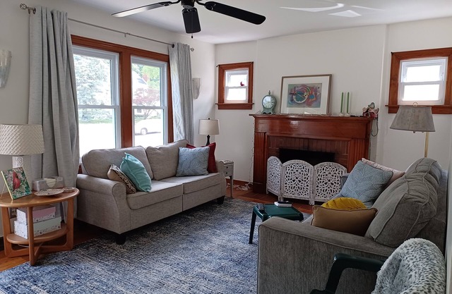Cozy and Comfortable 1939 Cottage nClose to Wittenberg, Shopping, Restaurants.