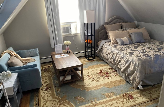Cozy and Quiet Home One Bedroom Private Bathroom in Portland Maine. NOT KITCHEN.