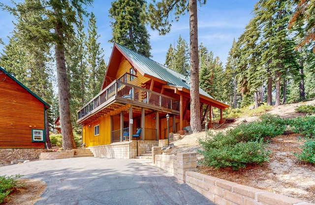 Cozy and rustic cabin with lake view, deck, grill, WiFi, & fireplace