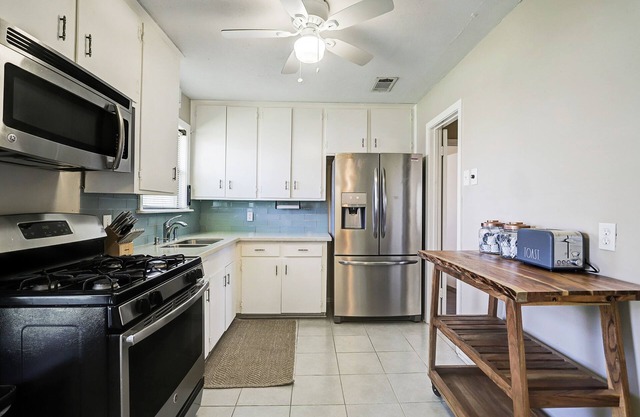 Cozy and Stylish home located 8 miles from Downtown Houston
