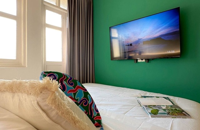 Cozy and large bed. Working space, 350m to MRT and Chinatown