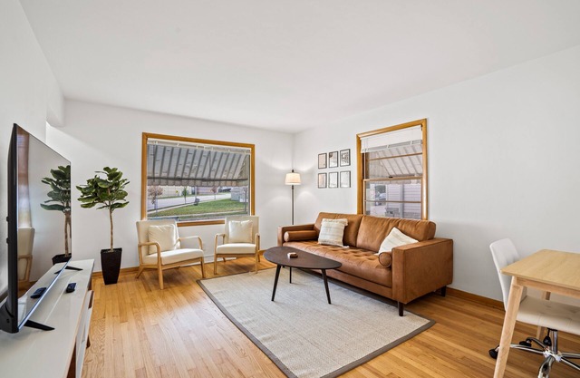 Cozy Apartment at West Allis - Free Parking