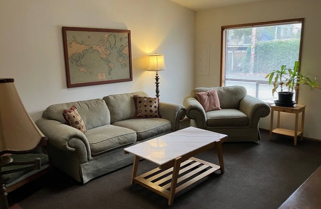 Cozy Apartment Blocks from Downtown Eugene