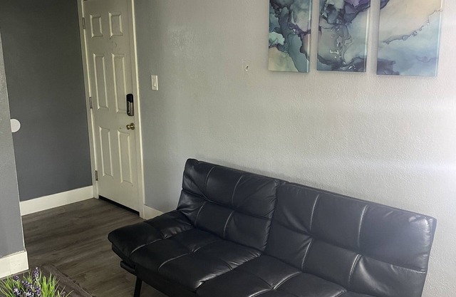 Cozy Apartment Near Downtown Sacramento!