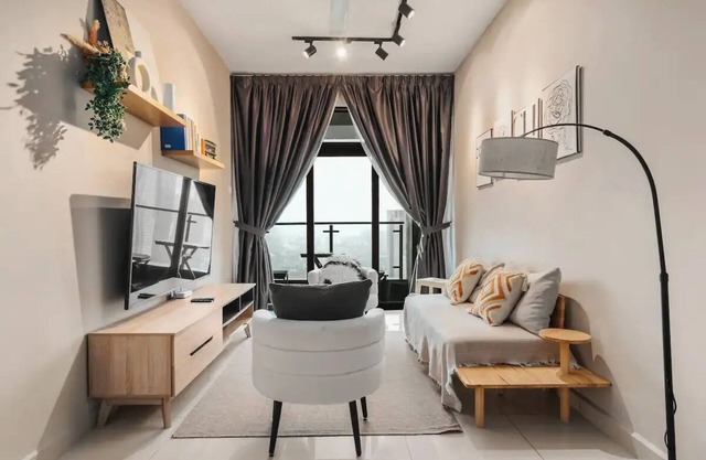 Cozy Apartment w/Stunning KLCC View, 1-Min Walk to LRT, Netflix & Prime Location