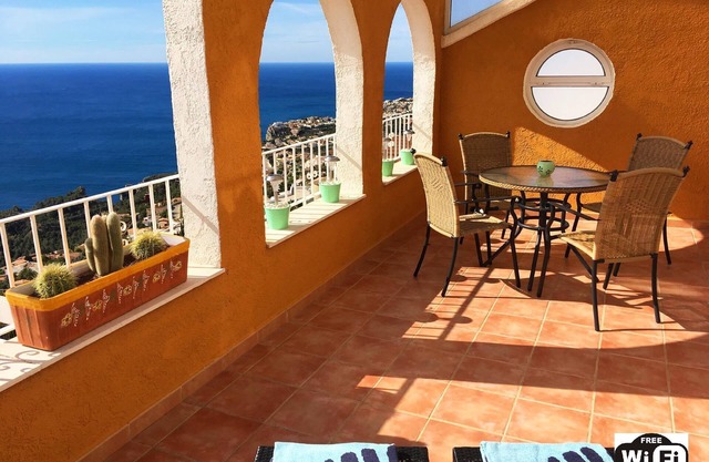 Cozy apartment with breathtaking sea views (Free Wi-Fi, 2 Infinity Pools)
