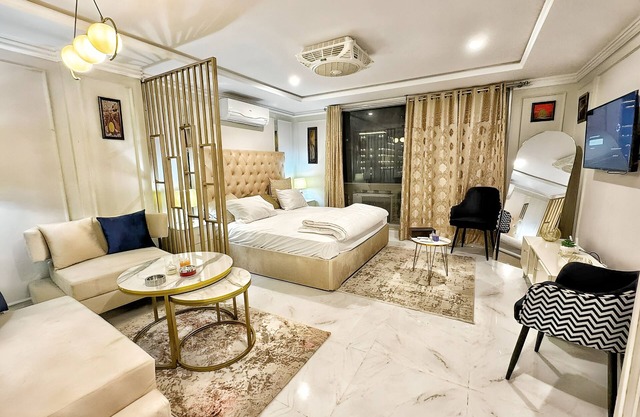 Cozy Apartment with King Bed,