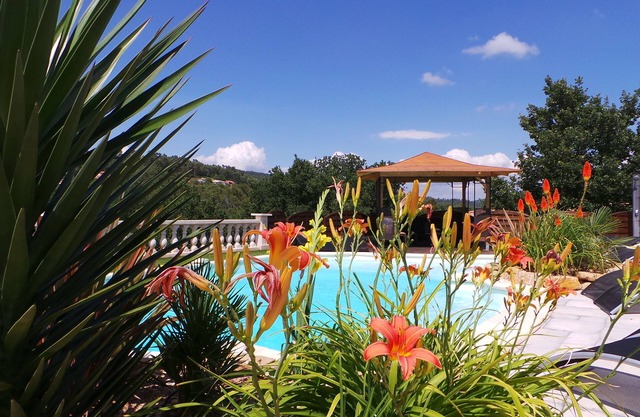 Cozy apartment with pool access, unobstructed view of the valley, quiet