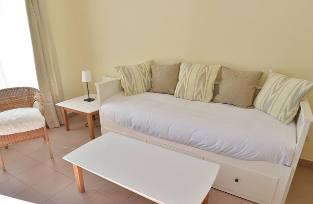 Cozy apartment with terrace close to the airport and the beach