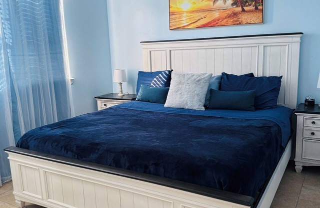 Cozy Apt King Bed w Laundry 25 to Beach Unit #C