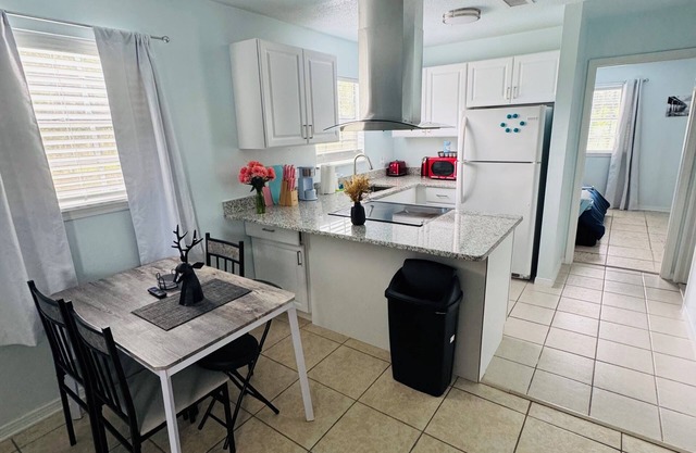 Cozy Apt w/King Bed w Laundry 25 from Beach #D