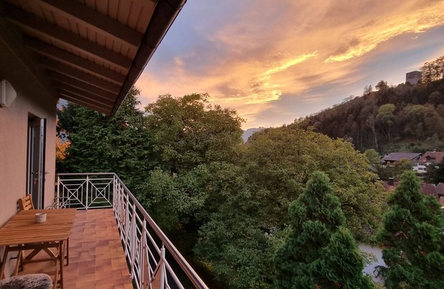 Cozy balcony apartment for 4 people with a view of the castle & mountains