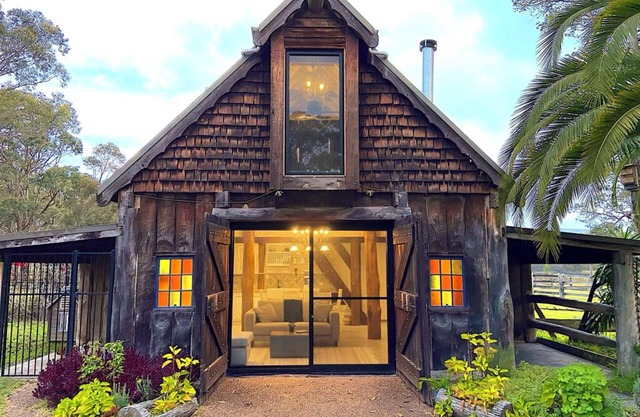 Cozy Barn, Farm stay, Watagans views, Rustic charm