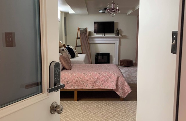 Cozy basement with private entrance and WiFi in charming Alexandria