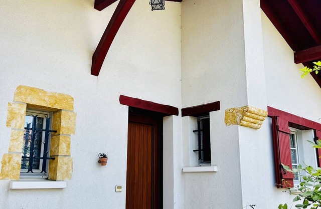 Cozy Basque Home: 4 Rooms, Fireplace, Terrace, 5 Adults + 2 Kids, Pets Welcome, Internet