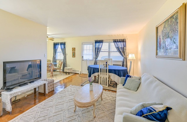 Cozy Bay Shore Condo Near Museums & Outdoor Rec!