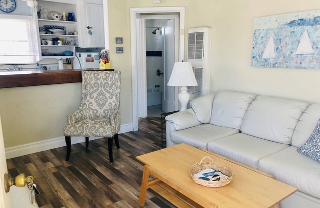 Cozy Beach Apartment in Trendy Belmont Shore! Sanitized and Clean!