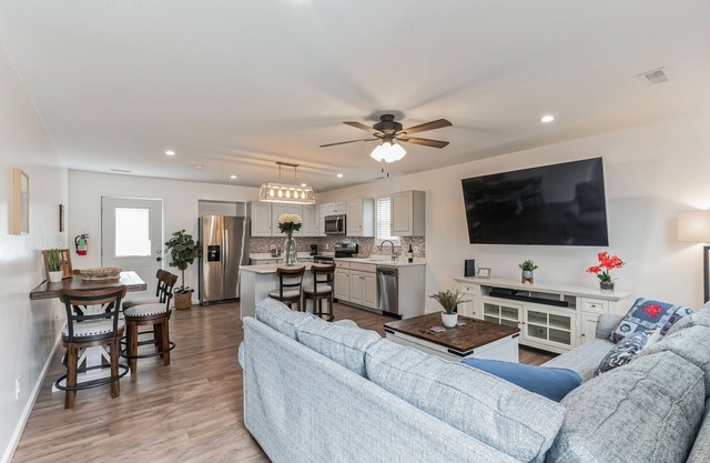 Cozy Beach Cottage just minutes from historic Cape May Pet Friendly!