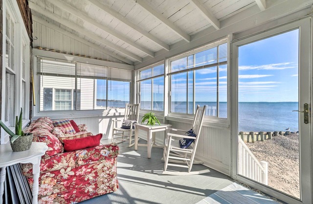 Cozy Beach Front Cottage in Hawk's Nest