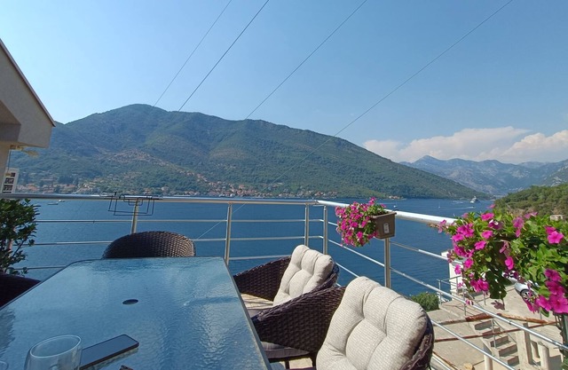 Cozy beachfront apartment with amazing views and beautiful scenery!