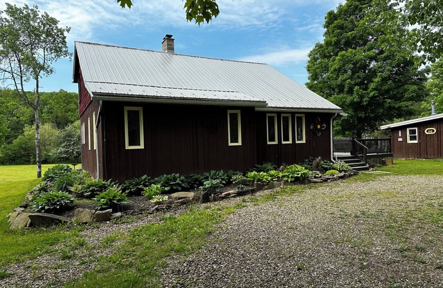 Cozy Beautiful cottage home, w/hot tub and pet friendly