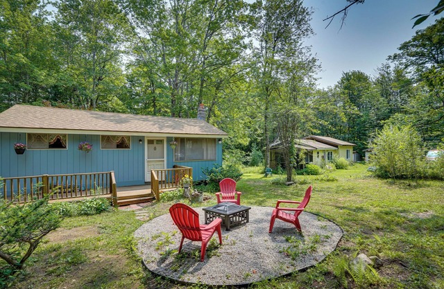 Cozy Becket Cottage Escape w/Lake Access!