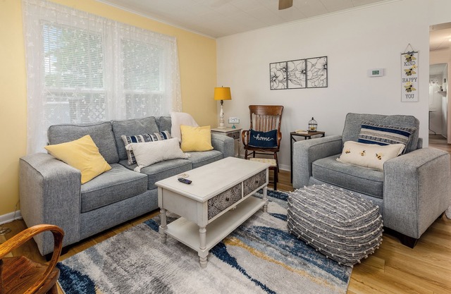 Cozy Bee Hive Cheerful Stay Near Town