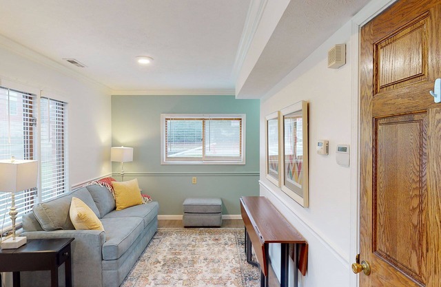 Cozy Bloomington IU Campus Getaway for 2!
