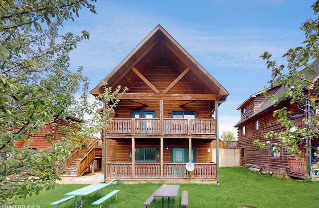 Cozy Blue 2 bedroom cabin in enchanting Warrens, Unit B