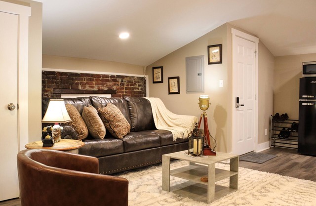 Cozy Bourbon Speakeasy Themed Loft - Minutes from Downtown!