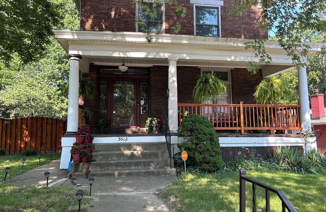 Cozy Brick house - 3 BR, 2 1/2 Bath, fenced in back yard with privacy fence.
